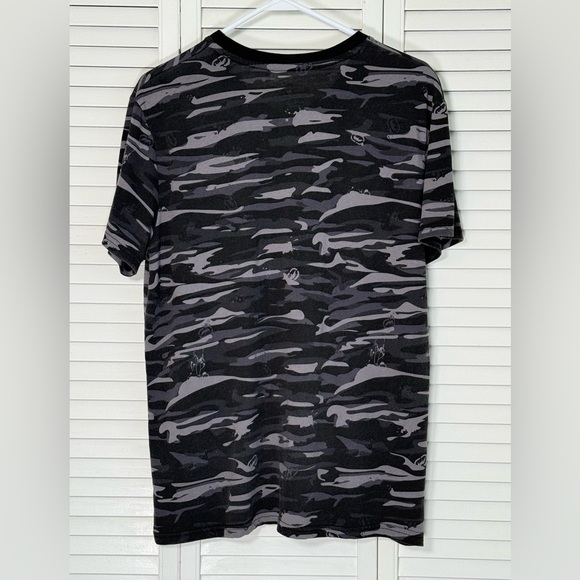 ECKO Unltd Men's Short Sleeve T-Shirt Graphic Tee Gray Black Camo Large V-Neck - Picture 3 of 12